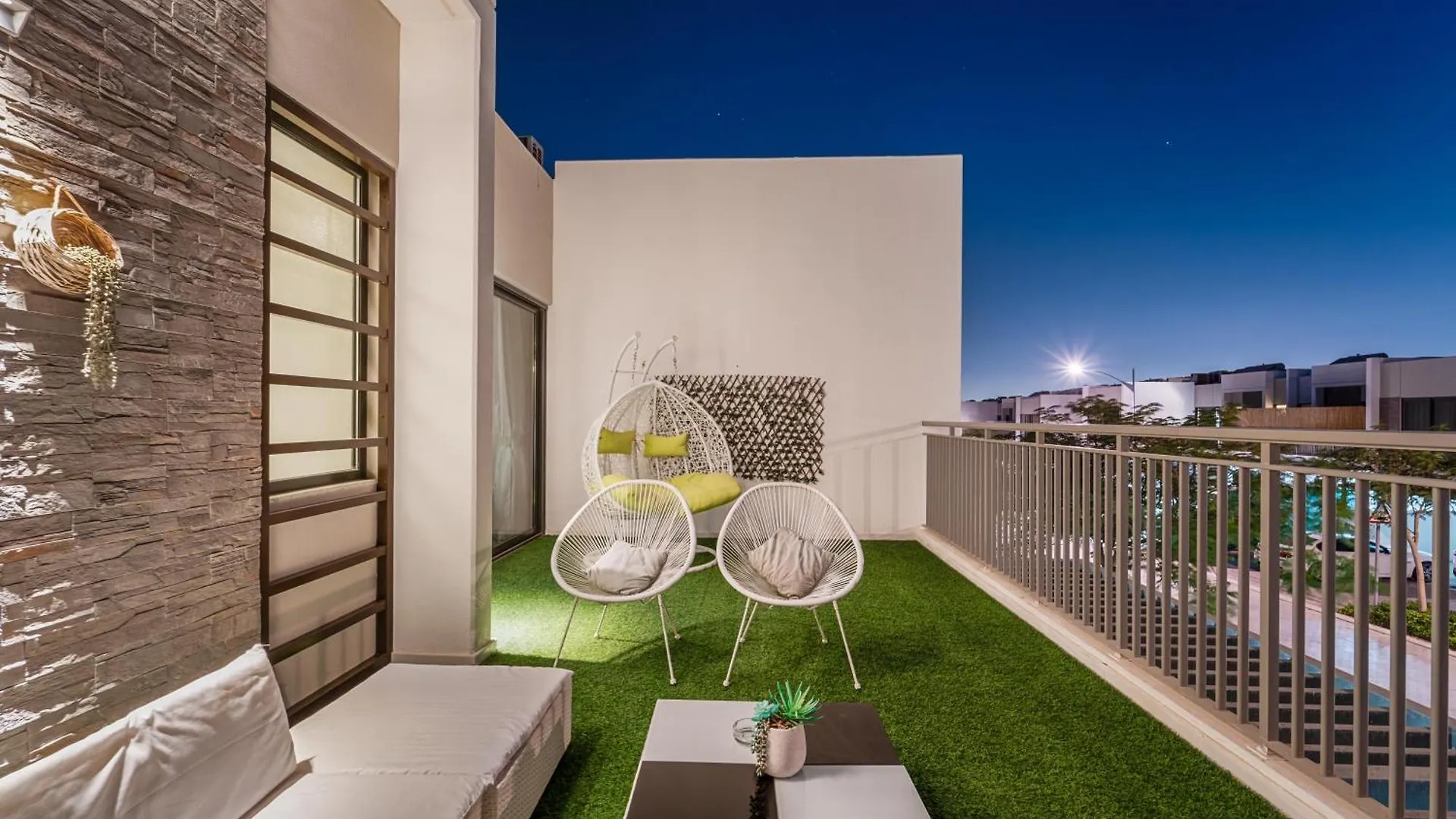 Stunning Private Pool 4 Bedroom House - Damac Hills 2 Dubai Land