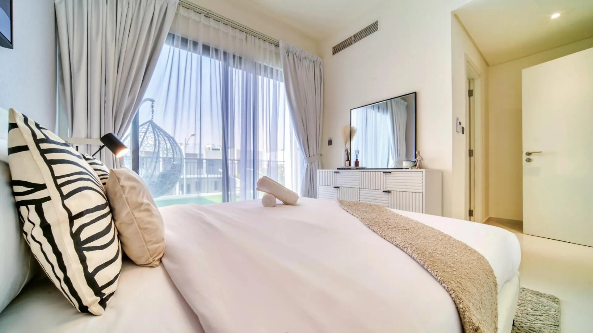 Stunning Private Pool 4 Bedroom House - Damac Hills 2 Dubai Land 0*,  United Arab Emirates